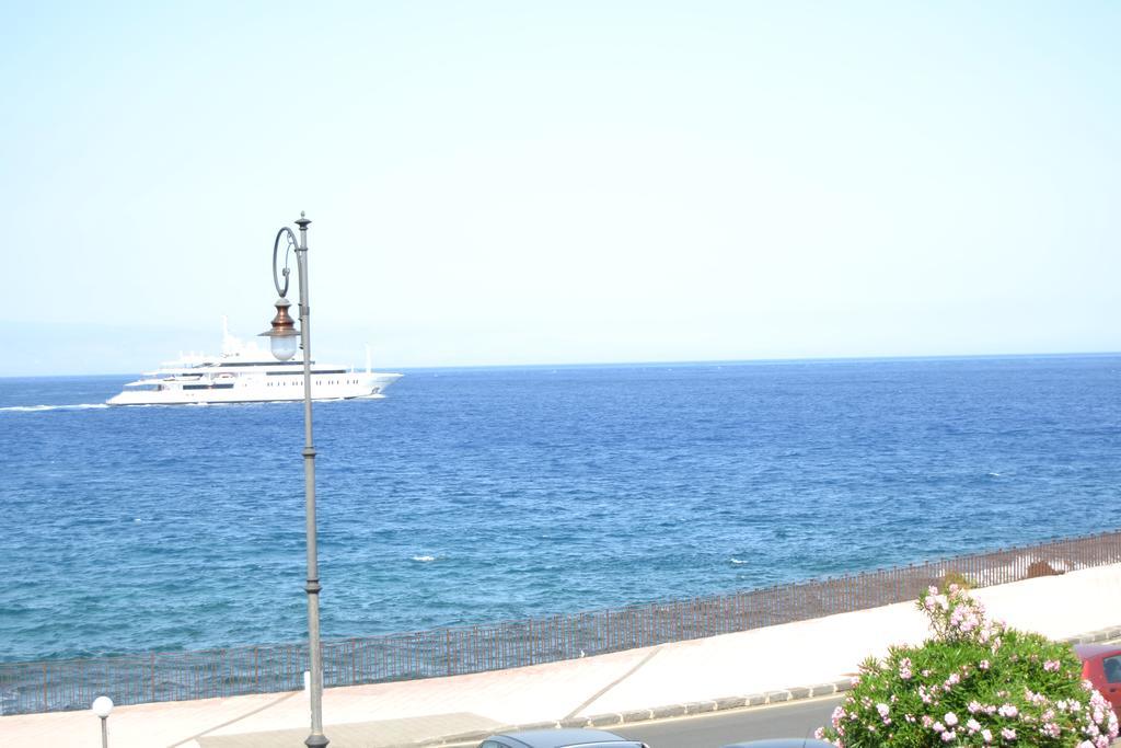 Hotel Porto Azzurro Giardini-Naxos Exterior foto